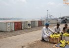 निर्यात संकट: अमेरिका-इस्रायल-इराण युद्धाचा फटका; महाराष्ट्रातील केळी आणि साखरेचे १,२०० हून अधिक कंटेनर बंदरांवर अडकले